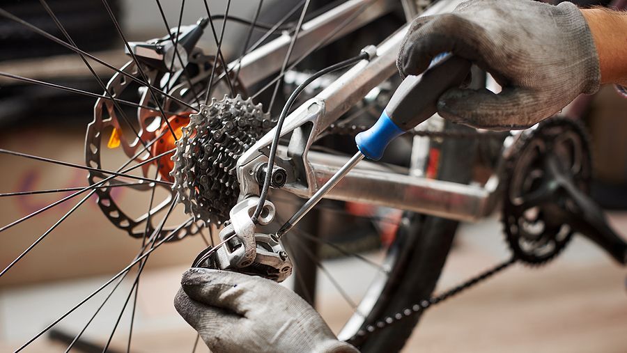 Photo illustrative de la maintenance d'un vélo.
